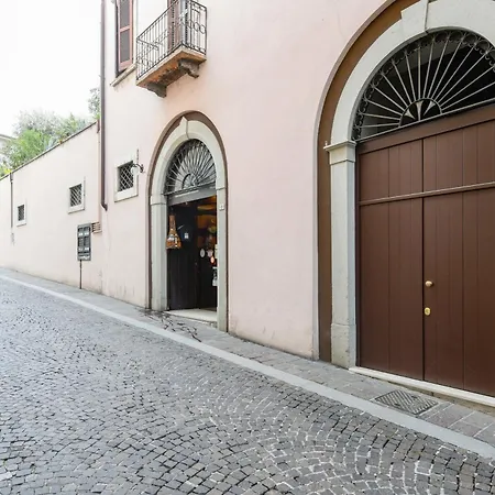Le Finestre Sugli Ulivi Centro Storico Desenzano * 代森扎诺-德尔加达